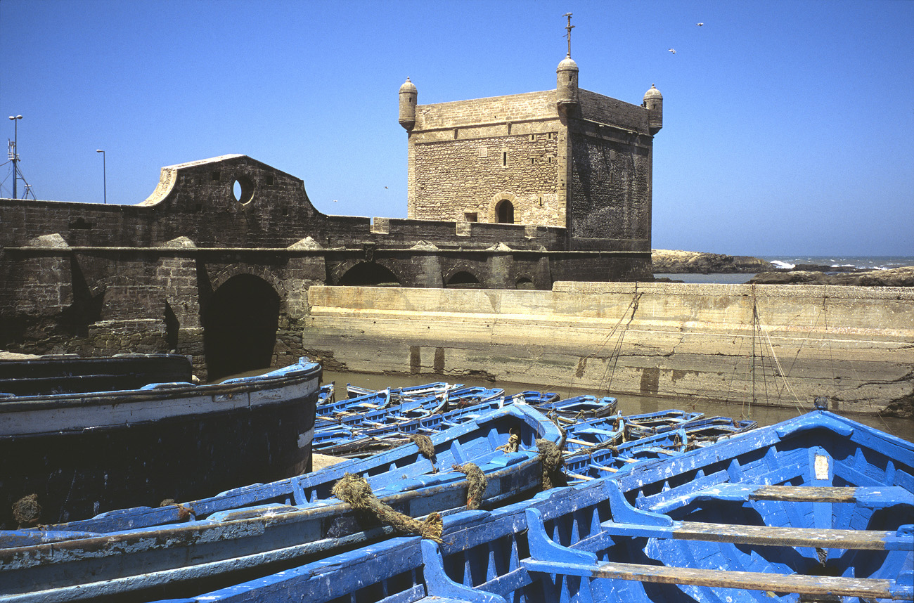 mar02_09_04 essauoura barques fortin.jpg - de Tiznit à Essaouira, mai-2002  Essaouira  Provia 100 F